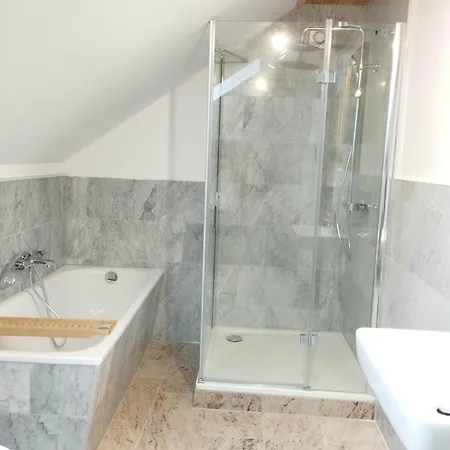 Unik Brunnen Blick Mit Offenem Dachstuhl 3*